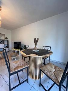a dining room with a table and two chairs at Le Montaigne - Parking inclus, Tramway et MEET in Blagnac +8 photos