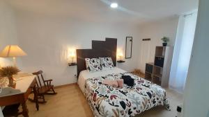 a small bedroom with a bed and a desk and a desk at Elégant appart- 2 chb- wifi- Vatan centre in Vatan