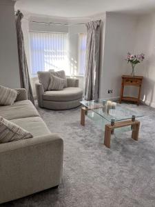 Una sala de estar con dos sofás y una mesa de café. en 2 Bed-Sleeps 4-Parking-Beachside-Golf Access, en Southport