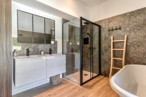 a bathroom with a sink and a shower at Villa Terracotta - 8 Personnes - Proche de la mer in Peyriac-de-Mer