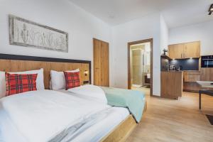 Ένα ή περισσότερα κρεβάτια σε δωμάτιο στο Hotel Bad Neunbrunnen am Waldsee - non Halal