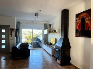 Televisyen dan/atau pusat hiburan di Your Pet-friendly Home In Sant Pol