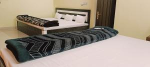 Una cama o camas en una habitación de Saraswati Sadan Homestay Ayodhya
