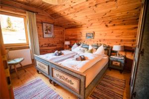 Łóżko lub łóżka w pokoju w obiekcie Marktlhütte