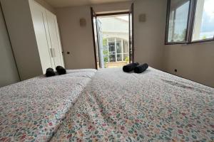 FabrezanにあるLe Villerouge - 14 Personnes - Piscineのベッドルーム1室(大型ベッド1台、黒い靴付)