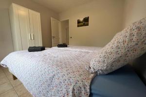 FabrezanにあるLe Villerouge - 14 Personnes - Piscineのベッドルーム1室(白い掛け布団付きのベッド1台付) +49枚の写真