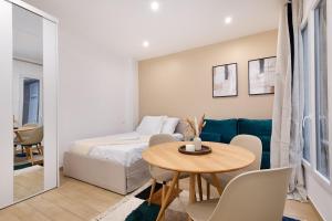 パリにあるLasuite Montbrunのリビングルーム(ベッド1台、テーブル、ソファ付) +7枚の写真