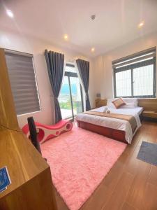 Postel nebo postele na pokoji v ubytování Hotel Hoàng Châu Đà Lạt