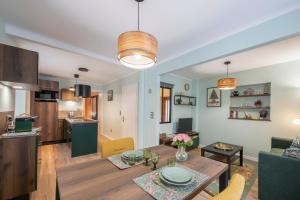a kitchen and a living room with a table in a room at Coeur de Ville - gare à 200m in Saverne