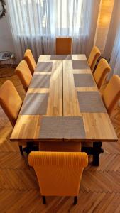 Konferenční prostory v ubytování Sunny and spacious apartment near city centre