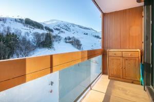 een balkon met uitzicht op een besneeuwde berg bij Le Murmure des Flocons - Vostok Zodiaque in Villarembert +4 foto's