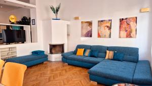 Posezení v ubytování Sunny and spacious apartment near city centre