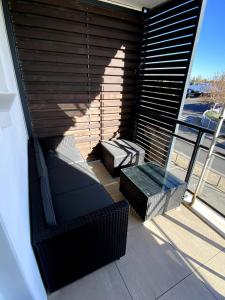Un patio con un sofá y una mesa y una ventana. en Halte à Ephyra - appartement à Gruissan, en Gruissan