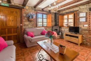una sala de estar con un sofá y una mesa en Apartamento Juntana 1, en Villacarriedo
