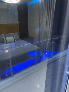a room with a bed and a blue tub at Villa VP One - Punta rucia beach in Punta Rucia