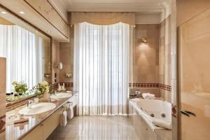 Ein Badezimmer in der Unterkunft Hôtel Métropole Genève