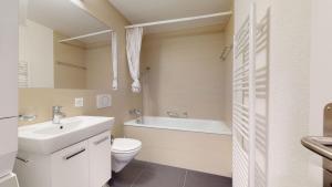 y baño con lavabo, aseo y bañera. en 2BR flat in the city center - West 12, en Zúrich 11 fotos más