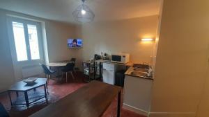 a small kitchen with a sink and a table at Appart central Vatan-1 chb-wifi in Vatan