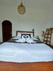 Postel nebo postele na pokoji v ubytování TUGU Bali glamping