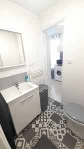 Bilik mandi di Studio cosy Le Barangeon à Vierzon - Wifi