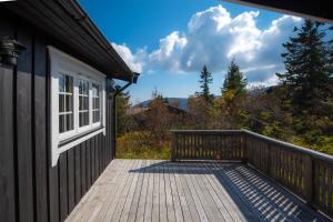 a deck with a view of the mountains at Trysilfjellet Nord 637 in Trysil
