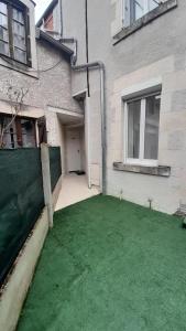 un cortile vuoto di fronte a una casa di Studio RDC l'Auron- wifi - cour a Vierzon