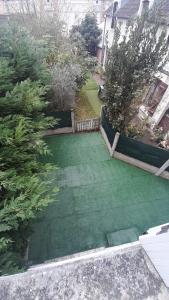 una vista aerea su un cortile con un cortile alberato di Studio RDC l'Auron- wifi - cour a Vierzon Altre 2 foto