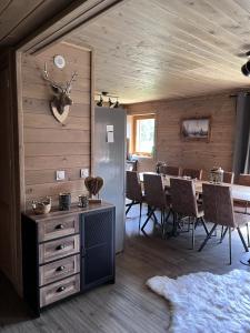 een eetkamer met een tafel met stoelen en een tafel bij Instant Méribel in Les Allues