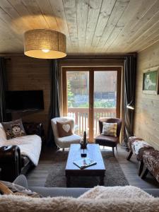 een woonkamer met meubilair en een groot raam bij Instant Méribel in Les Allues +30 foto's
