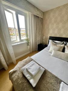 Postel nebo postele na pokoji v ubytování Majestic, modern & spacious harbour-view apartment with parking