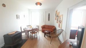 ein Wohnzimmer mit einem Tisch und einem Stuhl in der Unterkunft Le joli gite de Bouges in Bouges-le-Château