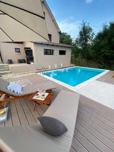 Bazén v ubytování La Casa Garasa nebo v jeho okolí + 28 fotografií