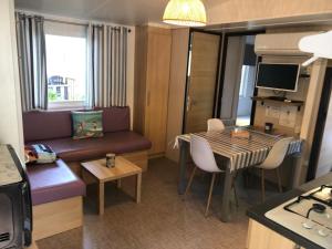 Posezení v ubytování Lac Aureilhan et Mimizan plages, Mobil H 3 chambres, 6 personnes, climatisé