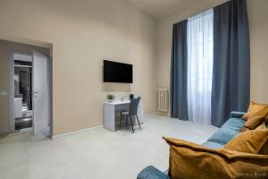 un soggiorno con divano blu e scrivania di B&B Le Stanze del Duomo a Firenze