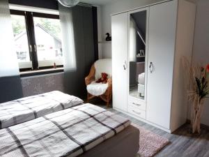 een slaapkamer met een bed, een ladekast en een spiegel bij Ferienwohnung Helmers Gemütlich wie zuhause in Braunlage