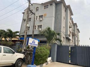 ラゴスにあるAotel Hotels & Suites - Ojotaの建物の前に駐車された白い車