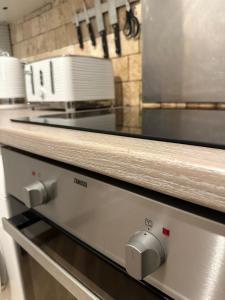 a counter in a kitchen with a stove at 2 Bedroom flat by London Bridge & The Shard in London