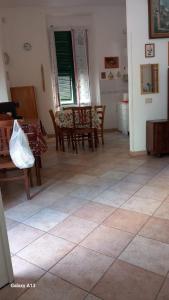 un soggiorno con tavolo e sedie di Casa Caterina Setri Levante a Sestri Levante