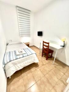 アリカンテにあるGardela Rooms Mercadoのベッドと机とテーブルのある寝室 +32枚の写真