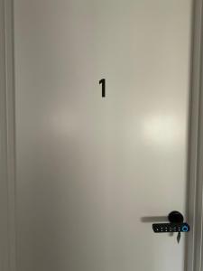 Φωτογραφία από το άλμπουμ του Comfy Logan - Shared bathrooms - Individual Room with a Queenbed- WiFi AC Netflix σε Tanah Merah