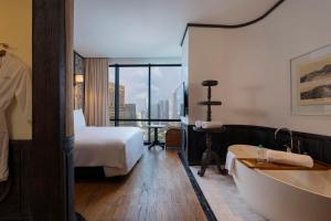 Voodi või voodid majutusasutuse The Orient Jakarta, a Royal Hideaway Hotel toas