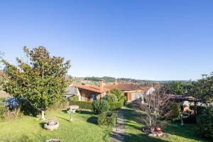 eine Luftaufnahme eines Hauses mit Garten in der Unterkunft Casa Souto De Abajo Adaptada in Santiso