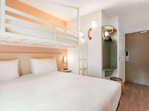 Postel nebo postele na pokoji v ubytování greet Hôtel Prévessin Genève Aéroport + 28 fotografií
