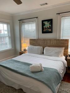 サバンナにあるHistoric Savannah Getawayの大きなベッドとタオル2枚のある寝室 +17枚の写真