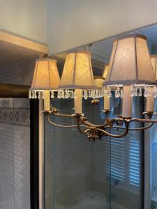 サバンナにあるHistoric Savannah Getawayの鏡の前に吊るされたシャンデリア