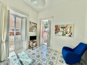 カプリにあるCamerelle 7, Domus Letterariaのリビングルーム(青い椅子、窓付)