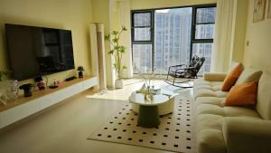 Μια τηλεόραση ή/και κέντρο ψυχαγωγίας στο Home in Guilin, by Luhu Lake, recent scenes near airport +10 φωτογραφίες