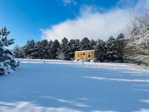 Designový Tiny house(minidomeček) U Mluvících kamenů durante l'inverno