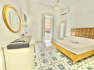 カプリにあるCamerelle 7, Domus Letterariaのベッドルーム(ベッド1台、鏡、シンク付)