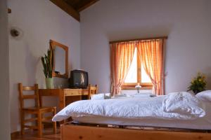 Un pat sau paturi într-o cameră la Hotel Restaurant Walserhof